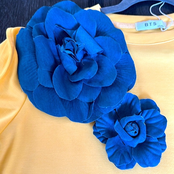 Unique yellow and denim blue  big flower shirt top tee.  New with tags - Picture 3 of 10